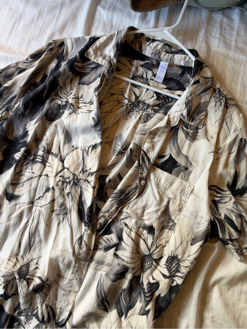Women's Casual Short-Sleeve Floral Shirt in Cream and Black